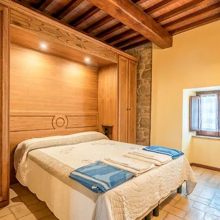 Awesome In Camerino With Outdoor Swimming Pool, Wifi And 2 Bedrooms Feriehus