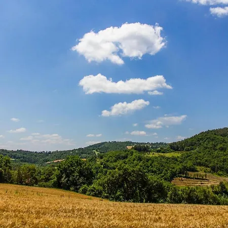 Awesome In Camerino With Outdoor Swimming Pool, Wifi And 2 Bedrooms Hébergement de vacances Crispiero