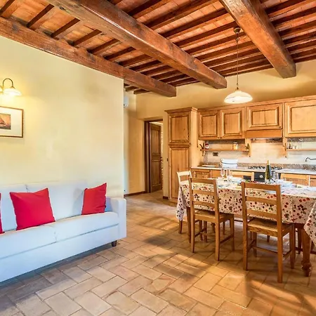 Awesome In Camerino With Outdoor Swimming Pool, Wifi And 2 Bedrooms Feriehus Crispiero