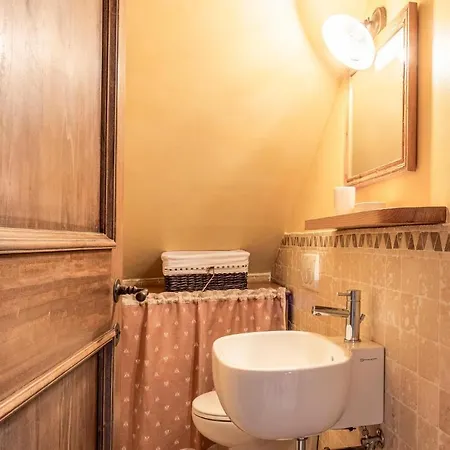 Awesome In Camerino With Outdoor Swimming Pool, Wifi And 2 Bedrooms Hébergement de vacances Crispiero