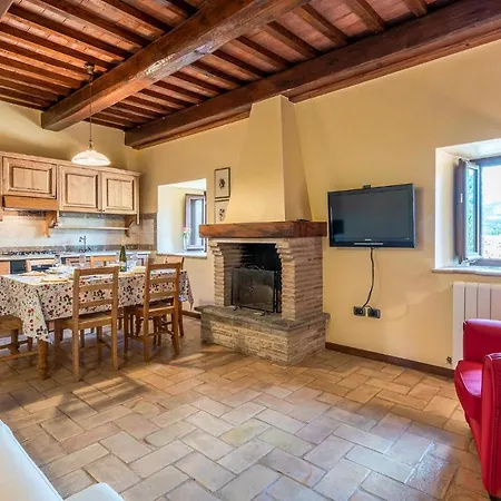 Awesome In Camerino With Outdoor Swimming Pool, Wifi And 2 Bedrooms Feriehus Crispiero