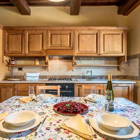 Hébergement de vacances Awesome In Camerino With Outdoor Swimming Pool, Wifi And 2 Bedrooms *